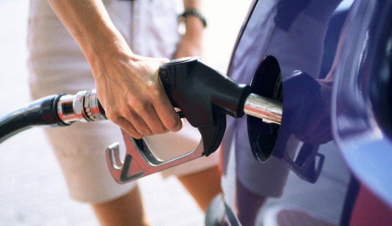 Person filling up a car with petrol