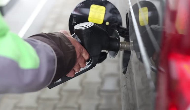 Person filling up a car with petrol