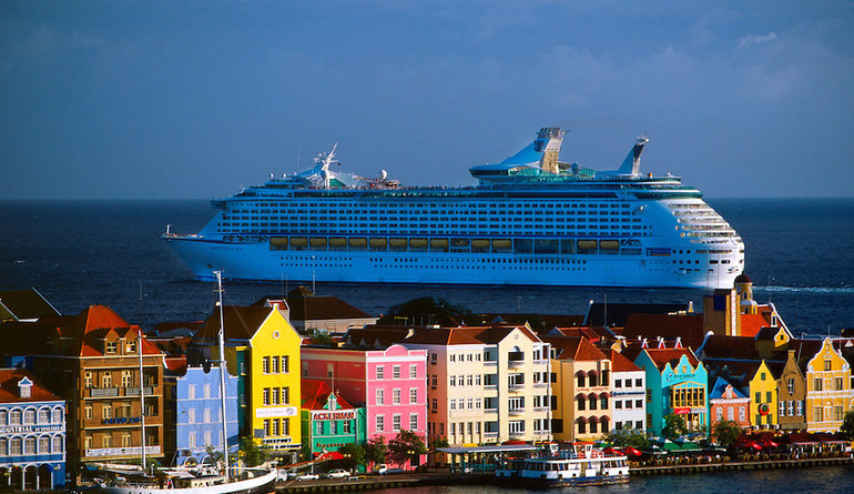 Cruise ship leaving Curaçao